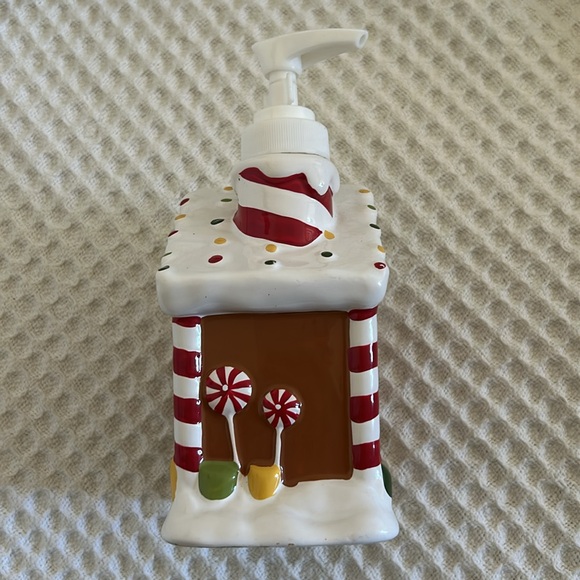 Gingerbread House⛄️Hand Decorated Ceramic Liquid Soap Dispenser / New Never Used - Picture 2 of 2